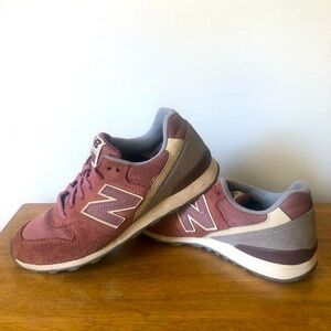 Use Women’s New Balance 696 Sneakers